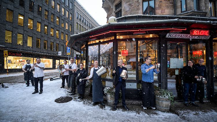 Obwohl sie weiter öffnen dürfen, protestierten etliche schwedische Gastronomen gegen die Regelverschärfung.