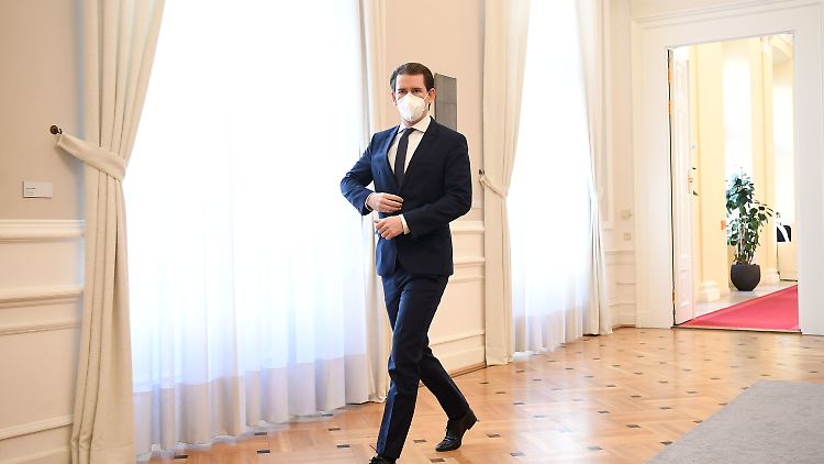 Österreichs Kanzler Sebastian Kurz verkündet die Lockerungen. Dazu gehören Corona-Tests und Schichtbetrieb in den Schulen. 