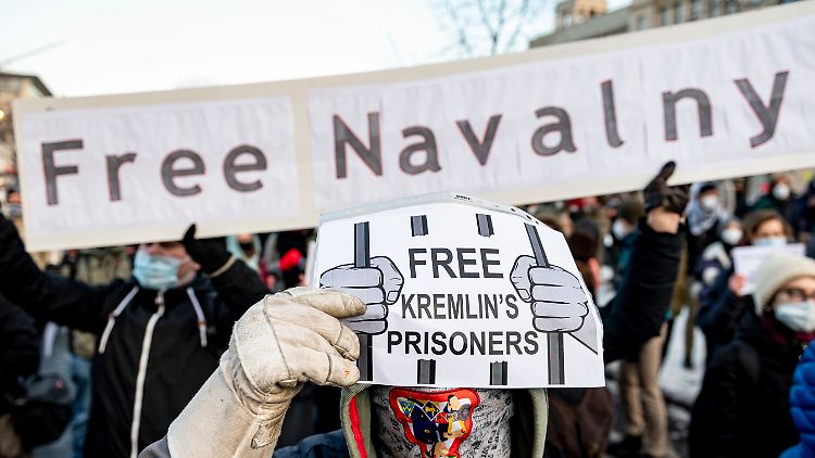 Micht nur in Russland, auch in Berlin gingen Menschen am Sonntag für eine Freilassung Nawalnys auf die Straße.