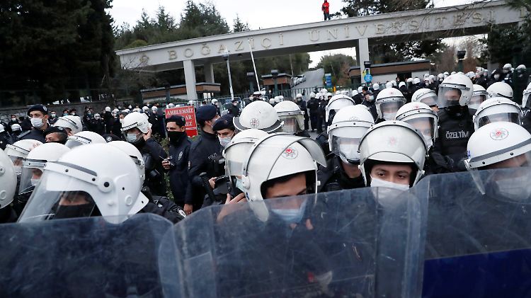 Zunächst nahm die Polizei Menschen außerhalb des Campus fest, später drang sie aufs Universitätsgelände vor.
