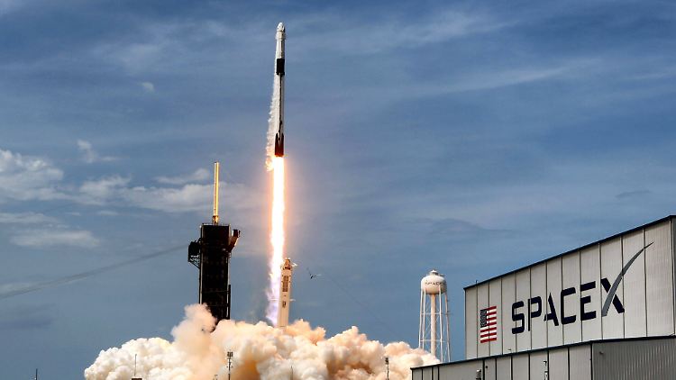 Hier wird die SpaceX-Rakete Falcon-9 in Cape Canaveral in die Erdumlaufbahn befördert.