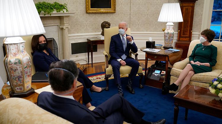 Biden und Vizepräsidentin Kamala Harris verhandelten im Oval Office des Weißen Hauses mit Susan Collins und Mitt Romney von den Republikanern.