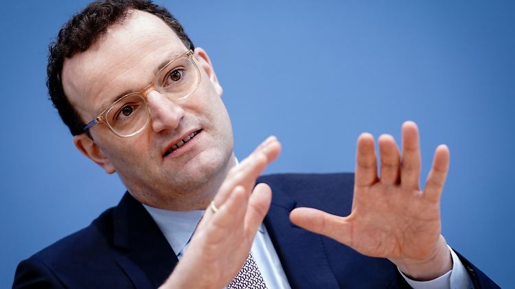 Der Impfstoff wird noch ein paar Monate knapp bleiben, sagt Spahn.