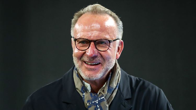 Klubboss Karl-Heinz Rummenigge hat sehr gute Laune.