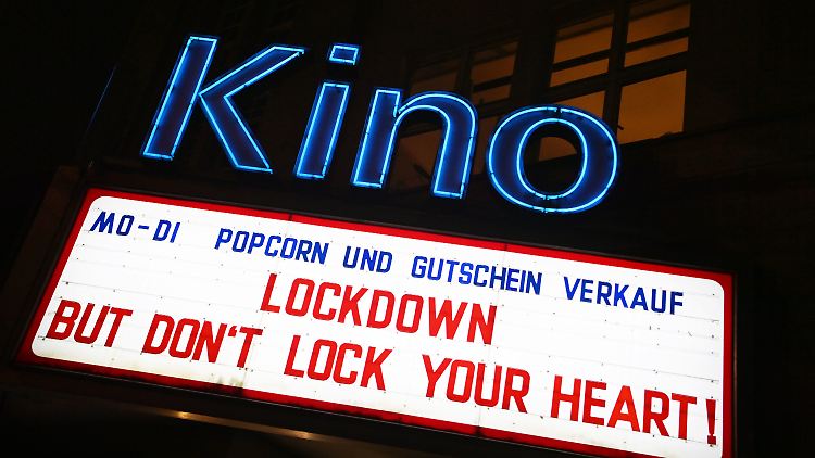 Der Begriff "Lockdown" findet sich überall, auch auf diesem Kino in Stuttgart. Hauptsache, man verschließt sein Herz nicht.