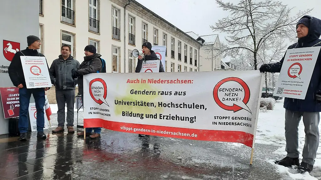 Vor-der-Staatskanzlei-demonstrierte-Anfang-Januar-gut-ein-Dutzend-Maenner