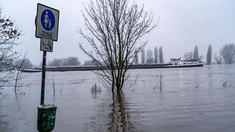 In Köln steigt der Rhein innerhalb eines Tages um 40 Zentimeter.
