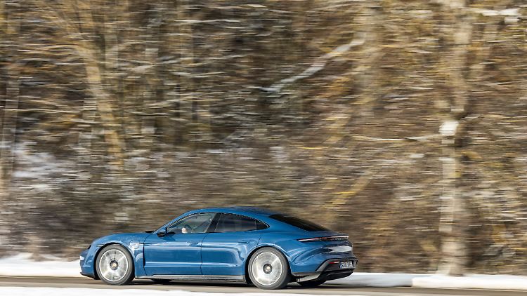 Auch im sportlichen Wettbewerb hat der Fahrer eines Porsche Taycan mit Heckantrieb gute Karten.