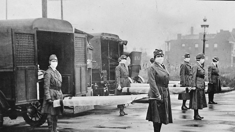 Frauen halten sich im Oktober 1918 in den USA mit Bahren bereit, um die Opfer der Spanischen Grippe abzuholen.