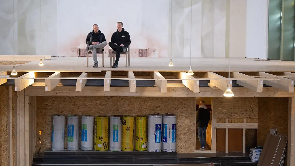 Die-Zwischenebene-ueber-der-die-beiden-kuenftigen-Hallenbetreiber-sitzen-befindet-sich-ueber-dem-Ort-an-dem-frueher-der-Altar-stand