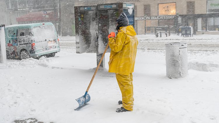 Außer jenen, die versuchen, der Schneemassen Herr zu werden, ist in New York City derzeit kaum jemand auf der Straße.