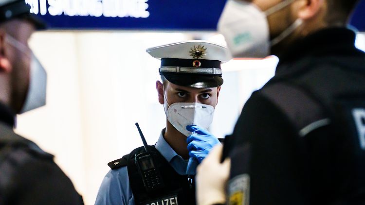 In den vergangenen Tagen stellte die Bundespolizei an deutschen Flughäfen 940 Verstöße gegen die geltenden Corona-Regeln fest.