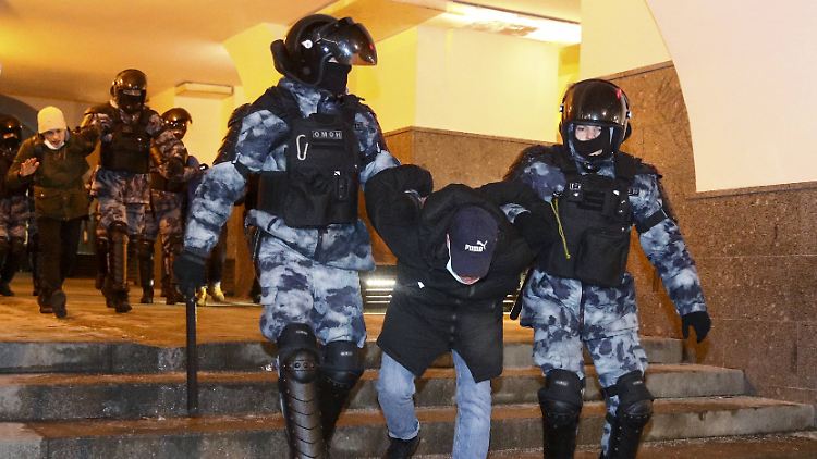 Allein in Moskau sollen die Polizisten 946 Protestierende festgenommen haben.