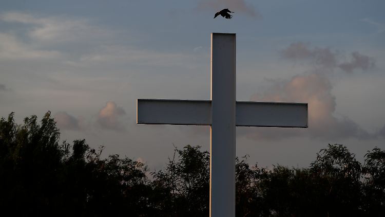Am Grenzfluss Rio Grande erinnert ein Kreuz an Migranten, die auf dem Weg in die USA verstorben sind.