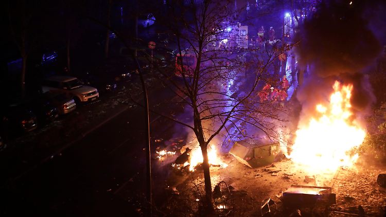 Das Fahrzeug ging in Flammen auf.