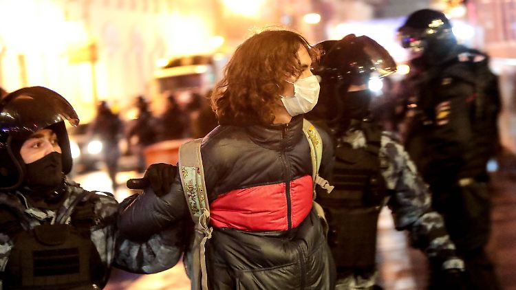 Tragen und bestimmen die Proteste gegen Nawalnys Verurteilung mit: Junge Russen - am Dienstagabend wurden sie in Moskau von der Polizei reihenweise verhaftet.
