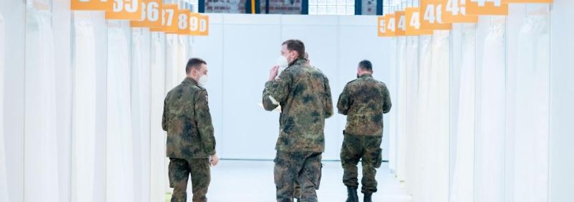 Bundeswehrsoldaten unterstützen ein Impfzentrum. Foto: Kay Nietfeld/dpa/Archivbild
