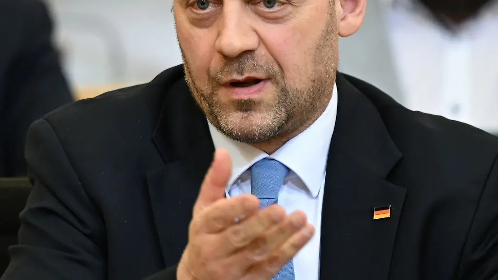 Die-AfD-Fraktion-im-hessischen-Landtag-hat-ihren-Vorsitzenden-Robert-Lambrou-wiedergewaehlt