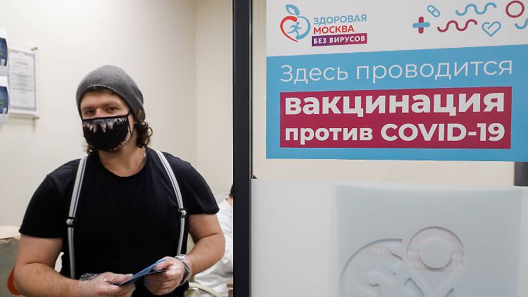 "Hier wird gegen Covid-19 geimpft": In dieser mobilen Impfstation in einem Moskauer Einkaufszentrum wird der russische Impfstoff Sputnik V gespritzt.