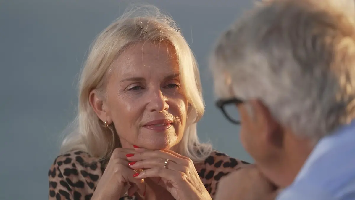 Franz-und-Lise-schauen-sich-tief-in-die-Augen