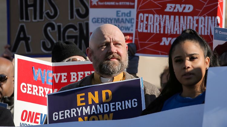 Demonstranten protestierten 2019 außerhalb des Supreme Courts gegen Gerrymandering.