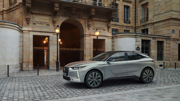 Der neue DS 4 überrascht mit einem recht straff sitzenden Blechkleid.