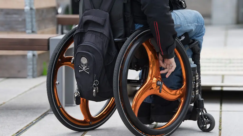 Auch-wegen-einer-Messerattacke-gegen-einen-Rollstuhlfahrer-ist-in-Wiesbaden-ein-55-jaehriger-Mann-angeklagt