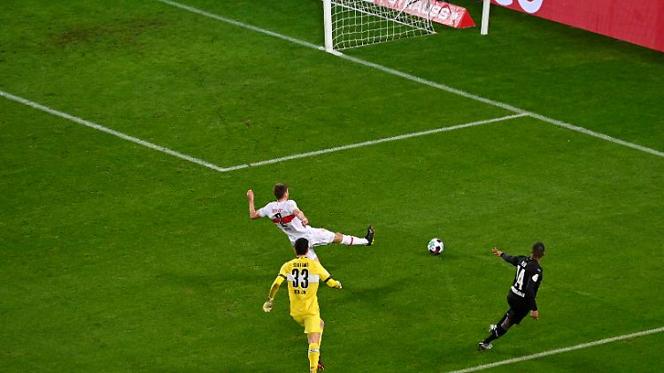 Plea dreht zum Jubeln ab, die VfB-Abwehr streckt sich vergeblich.