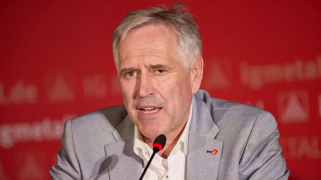 IG-Metall-Bezirksleiter-Horst-Ott-fordert-ein-grosses-staatliches-Investitionsprogramm-um-die-Industrie-im-Strukturwandel-zu-unterstuetzen-geknuepft-an-die-Bedingung-dass-die-Arbeitsplaetze-in-Deutschland-bleiben