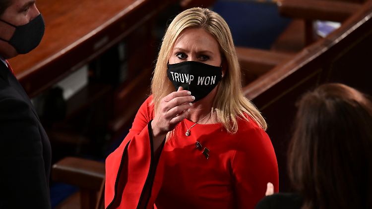"Trump hat gewonnen" - nicht: Bei Greene muss selbst die Maske für Verschwörungsmythen herhalten.