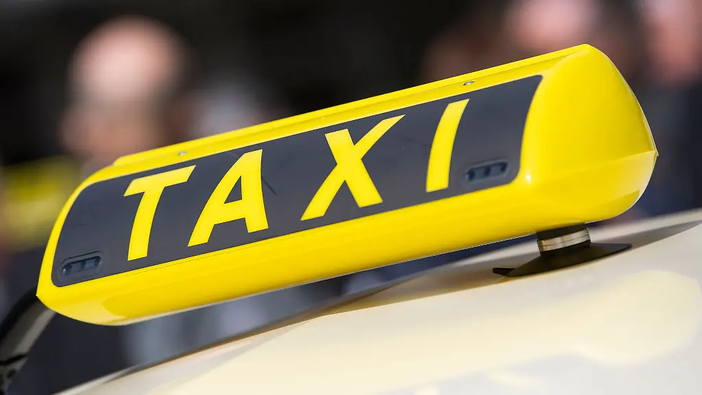 Ein-Taxifahrer-steht-im-Verdacht-einen-Fahrgast-beraubt-zu-haben