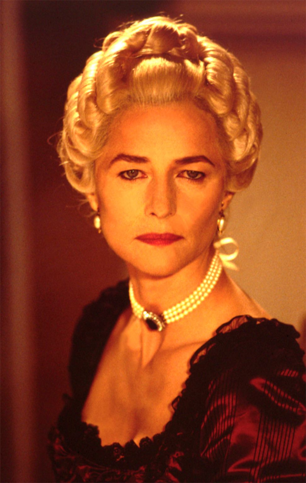 Charlotte Rampling umgibt eine faszinierende Aura, die sich nur schwer in Worte fassen lässt. 