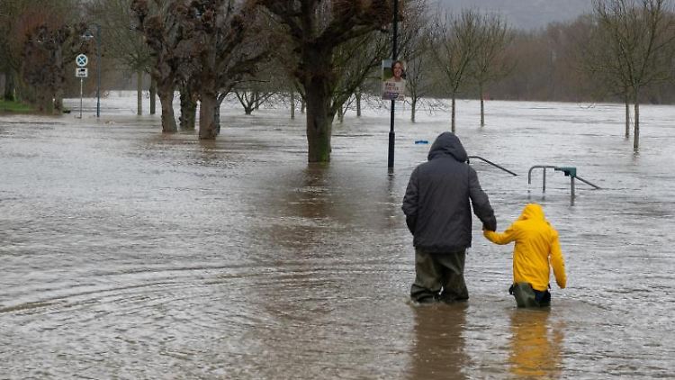 Neben Nordrhein-Westfalen sind vor allem Rheinland-Pfalz und Hessen von Hochwasser betroffen.