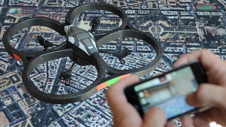 Mit einem iPod touch steuert ein Mann den Quadcopter Parrot AR.Drone, ein mit vier Propellern und zwei Kameras ausgestattetes Flugobjekt.