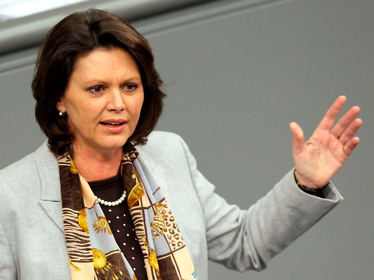 Ilse Aigner sieht Risiken bei Kamera-Drohnen.