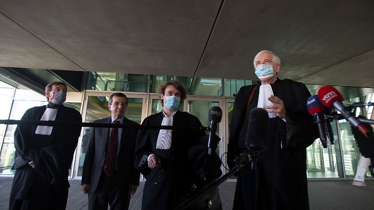 Die Anwälte des Nationalen Widerstandsrats Iran vor dem Gerichtsgebäude in Antwerpen. Assadi selbst ist nicht zur Urteilsverkündung erschienen.