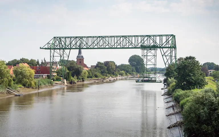 Historische-Schwebefaehre-in-Osten