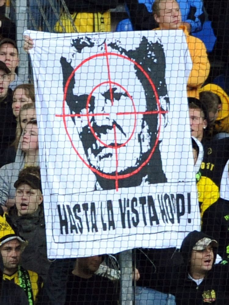 Alles andere als beliebt: Dietmar Hopp, Mäzen der TSG, auf einem Banner von BVB-Fans.