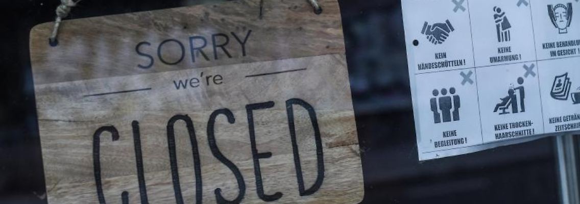 An einem Friseur in Berlin hängt ein Schild mit der Aufschrift „Sorry we’re closed“. Foto: Kira Hofmann/dpa-Zentralbild/dpa