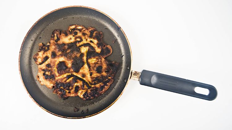 Auch in beschichteten Pfannen können Lebensmittel ankleben und anbrennen.