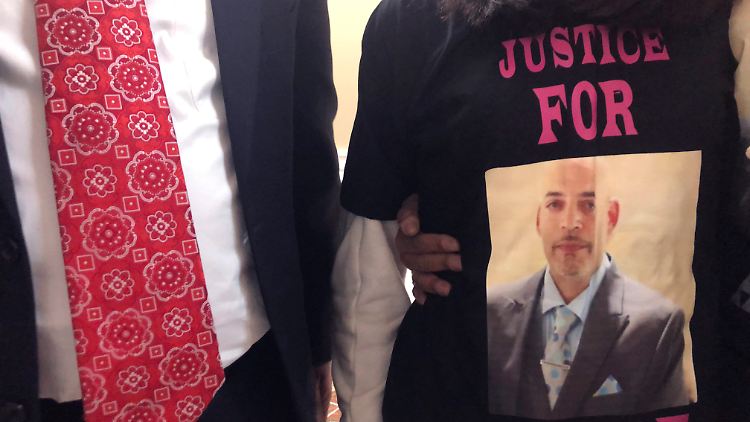 Die Tochter des erschossenen Andre Hill trägt ein Bild ihres Vaters auf dem T-Shirt.