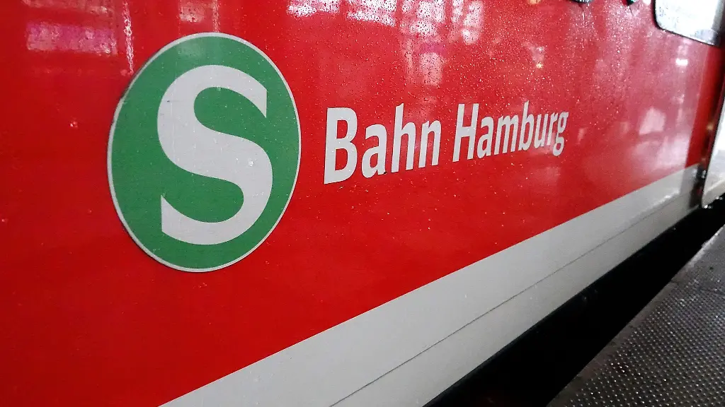 In-einer-Hamburger-S-Bahnstation-ist-ein-Mann-auf-die-Gleise-gefallen-und-von-einem-Zug-ueberrollt-worden