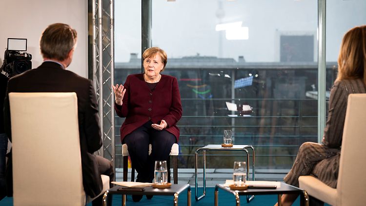 "Wir werden noch eine ganze Zeit mit dem Virus leben müssen", sagt Bundeskanzlerin Merkel.