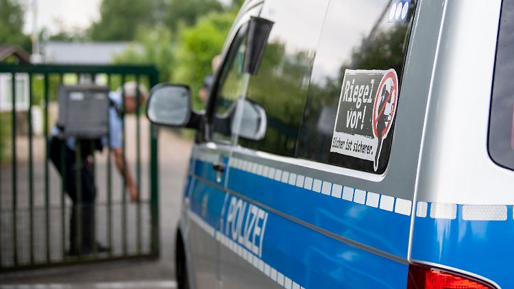 Im Juni durchsuchten Polizisten die Gartenlaube des Hauptverdächtigen und ließen sie abreißen.