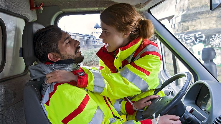 Greta Blaschke versucht ihren Kollegen Tarek Wasir zu retten, der mit einer Plastiktüte im Rettungswagen erstickt wurde.