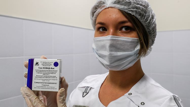 Das ist es, das russische Wundermittel: Krankenschwester mit einer Sputnik-V-Packung.