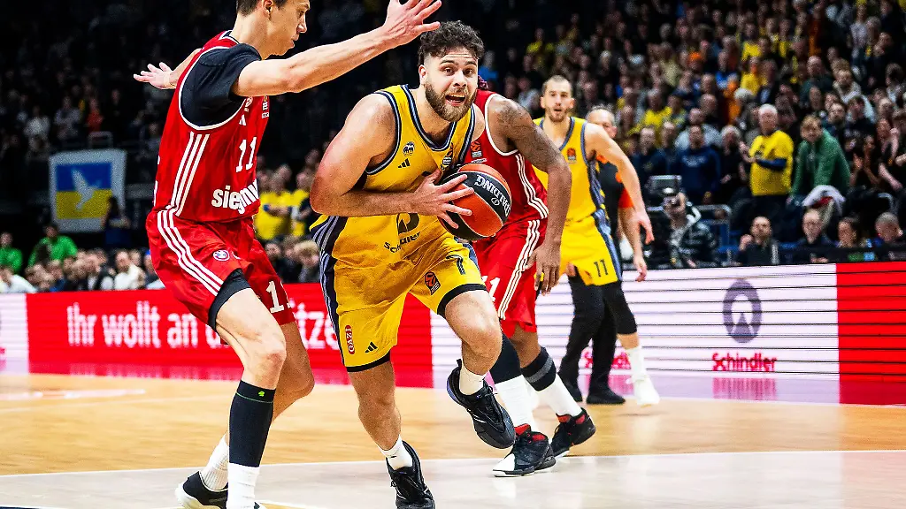 Albas-Will-McDowell-White-M-im-Duell-mit-Bayerns-Vladimir-Lucic