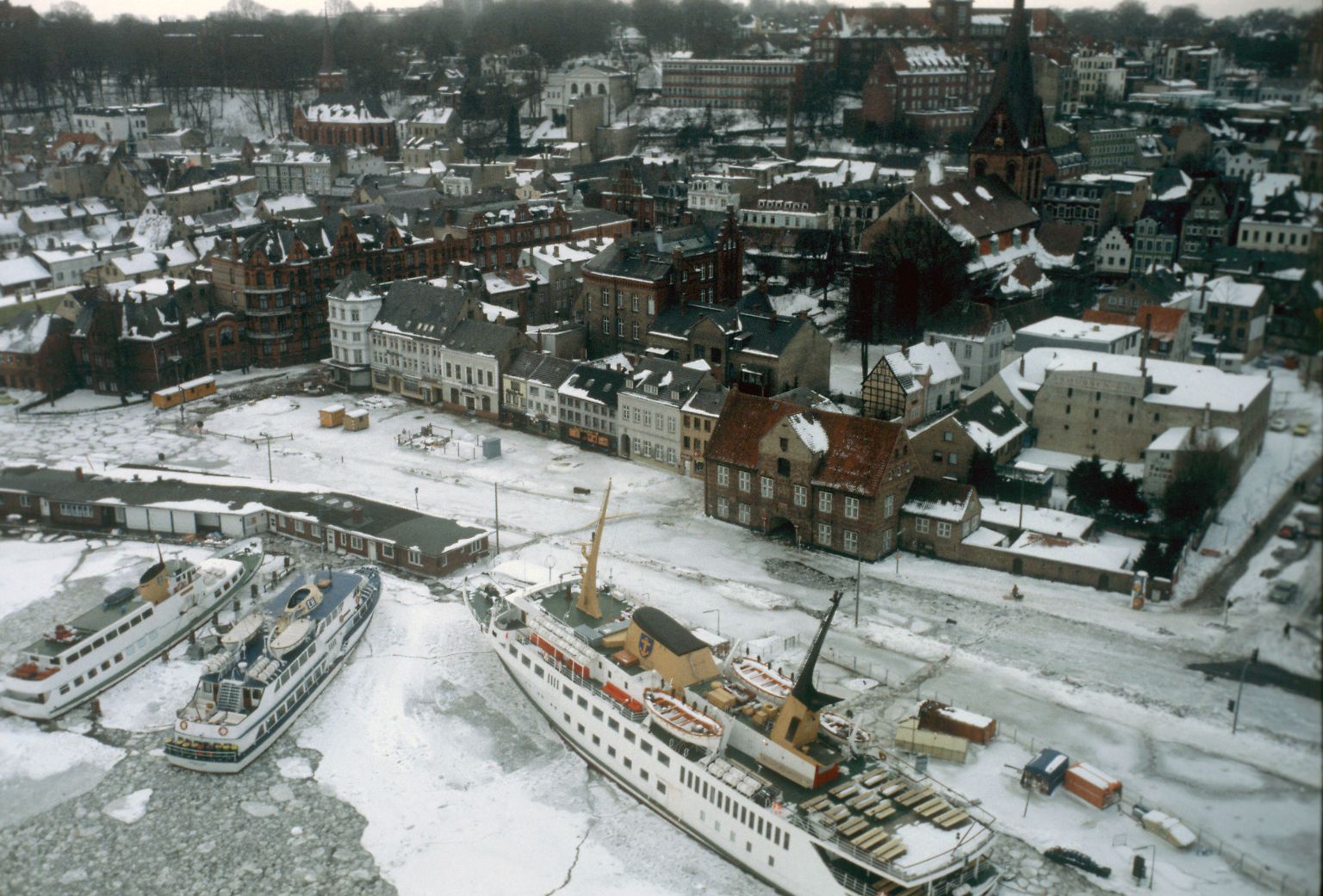 Damals im Winter 1978/79 war fast alles anders. Nicht nur in Flensburg (Bild) vereiste der Hafen. Ganz Norddeutschland erlebte einen dramatischen Wintereinbruch.