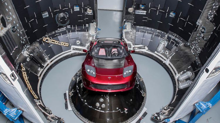 Im Dezember 2017 wurde der Tesla in Hawthorne für den Start in einer "Falcon Heavy"-Rakete vorbereitet - wie er wohl jetzt aussieht?