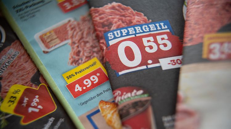 Werbung mit billigem Fleisch will Julia Klöckner verbieten. Verbraucherschützer halten das nicht für ausreichend.
